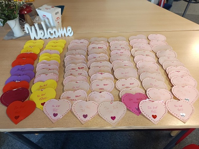 Jugendliche setzen Zeichen zum Internationalen Frauentag im Hanseviertel